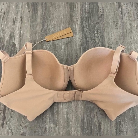 SKIMS Fits Everybody T-Shirt Bra in the color Sand- Seamless Nude Bra- 36D - Picture 2 of 4